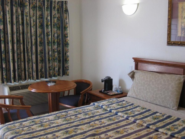 Walls Motel Long Beach image 25