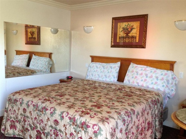 Walls Motel Long Beach image 29