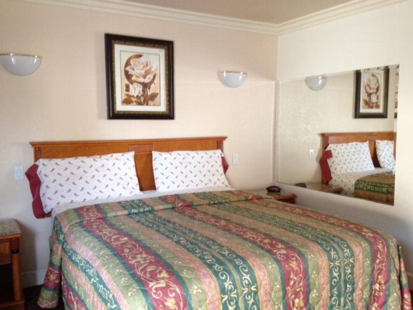 Walls Motel Long Beach image 61